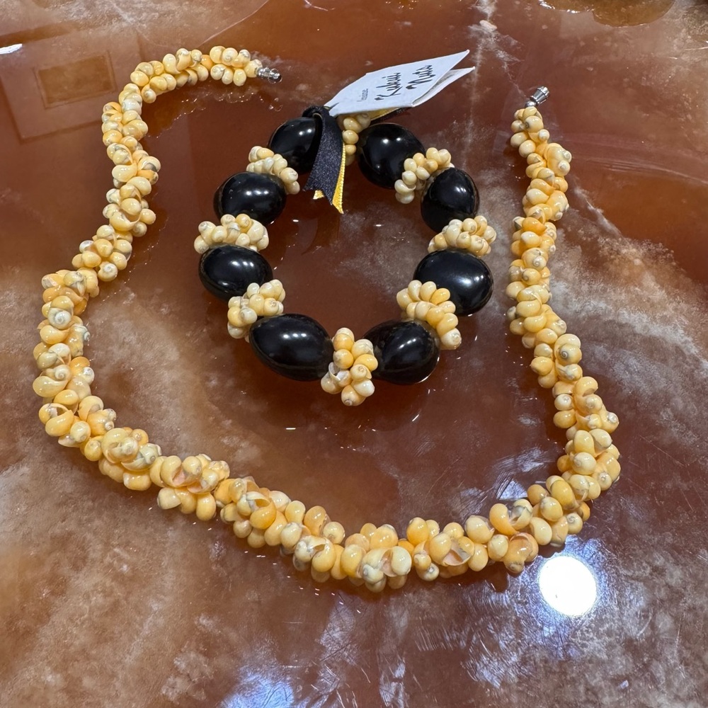 Hawaiian shell necklace 18” & kukui nut bracelet set in black & yellow NWT